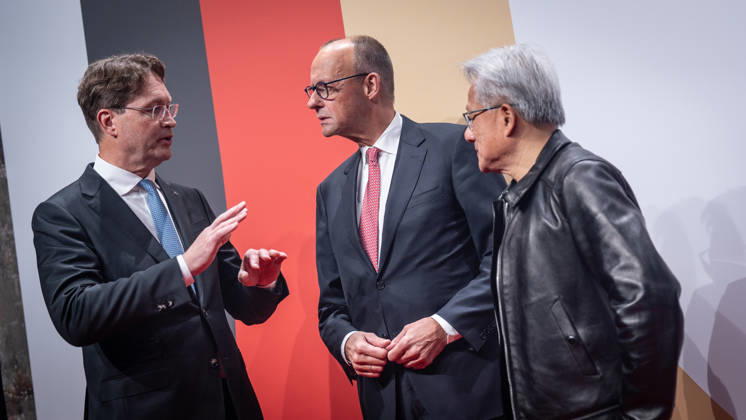 Ola Källenius, CEO Mercedes-Benz Group AG, Friedrich Merz, Bundeskanzler, Jensen Huang, CEO Nvidia Corporation (von links) auf dem roten Teppich;Invest in Germany Summit 2026 - Red Carpet for Investments - Event Location Kraftwerk Berlin, Berlin Berlin Deutschland Kraftwerk Event Location
