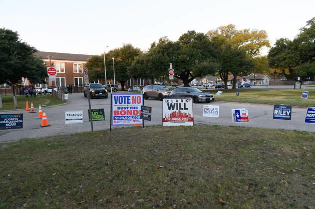 October 19, 2026, Dallas, Texas, USA: Early voting started in Dallas TX on Monday morning...Samuell Grand Recreation Center, East Dallas. Dallas USA - ZUMAa183 20261019_znp_a183_001 Copyright: xAvixAdelmanx