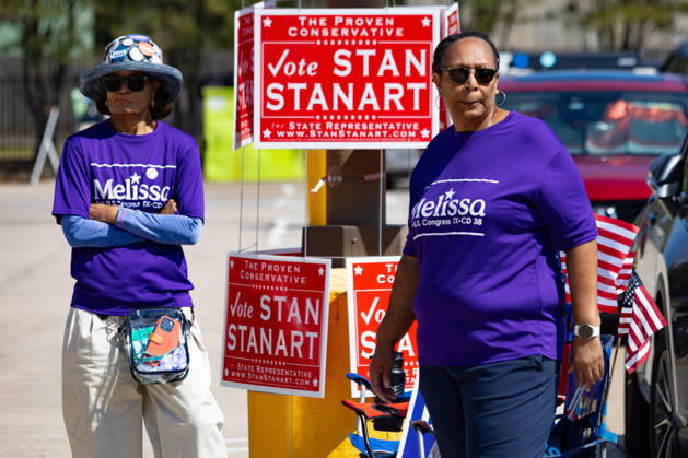 Women wait next to campaign advertising during the early voting period at the George Bush center in Houston, Texas, United States, 19 October 2026. Early voting begins in several key states in the United States !ACHTUNG: NUR REDAKTIONELLE NUTZUNG!  Copyright: xCarlosxRamírezx AME7587 20261019-55021730457_1