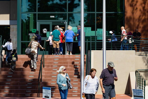 People arrive at the George Bush center during the early voting period in Houston, Texas, United States, 19 October 2026. Early voting begins in several key states in the United States !ACHTUNG: NUR REDAKTIONELLE NUTZUNG!  Copyright: xCarlosxRamírezx AME7586 20261019-55021730459_1