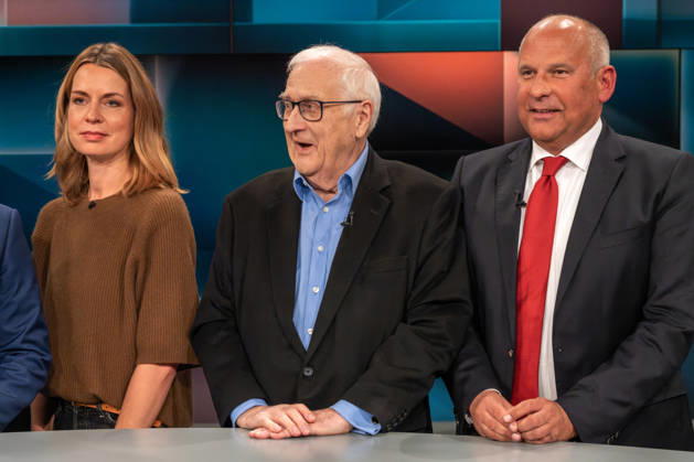 Hart aber Fair aus Köln am 19. Oktober 2026. Von links nach rechts: Die Journalistin Jessy Wellmer, Rainer Brüderle, Präsident des Bundes der Steuerzahler Rheinland-Pfalz, sowie der hessische Innenminister Roman Poseck (CDU). Sie sind viele auch im internationalen Vergleich. Und ihre Privilegien kosten die Bürger eine Menge Geld. Die Gäste von Louis Klamroth diskutierten darüber, ob sich Deutschland noch Beamte leisten kann oder muss. An welcher Stelle ist das Beamtentum noch sinnvoll? Köln Nordrhein-Westfalen Deutschland