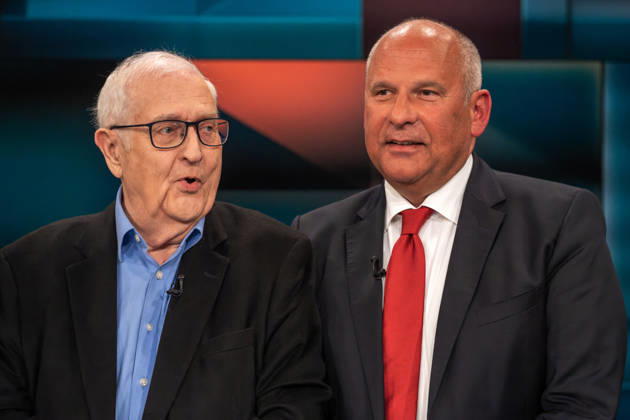 Hart aber Fair aus Köln am 19. Oktober 2026. Im Bild Rainer Brüderle, Präsident des Bundes der Steuerzahler Rheinland-Pfalz und ehemaliger Bundeswirtschaftsminister (FDP, links) mit dem hessische Innenminister Roman Poseck (CDU). Sie sind viele auch im internationalen Vergleich. Und ihre Privilegien kosten die Bürger eine Menge Geld. Die Gäste von Louis Klamroth diskutierten darüber, ob sich Deutschland noch Beamte leisten kann oder muss. An welcher Stelle ist das Beamtentum noch sinnvoll? Köln Nordrhein-Westfalen Deutschland
