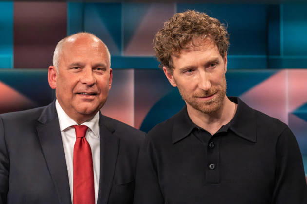 Hart aber Fair aus Köln am 19. Oktober 2026. Im Bild Gastgeber Louis Klamroth (rechts) mit dem hessischen Innenminister Roman Poseck (CDU). Sie sind viele auch im internationalen Vergleich. Und ihre Privilegien kosten die Bürger eine Menge Geld. Die Gäste von Louis Klamroth diskutierten darüber, ob sich Deutschland noch Beamte leisten kann oder muss. An welcher Stelle ist das Beamtentum noch sinnvoll? Köln Nordrhein-Westfalen Deutschland