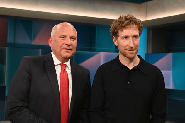 Politiker, Hessischer Innenminister Roman Poseck, CDU, , l-r, und Moderator Louis Klamroth zu Gast in der ARD Talkshow Hart aber Fair mit dem Thema Lehrer, Polizisten, Verwaltung: Wozu brauchen wir noch Beamte?