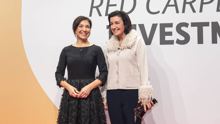 Katherina Reiche, Bundesministerin für Wirtschaft und Energie, und Dorothee Bär, Bundesministerin für Forschung, Technologie und Raumfahrt (von links) auf dem roten Teppich;Invest in Germany Summit 2026 - Red Carpet for Investments - Event Location Kraftwerk Berlin, Berlin Berlin Deutschland Kraftwerk Event Location