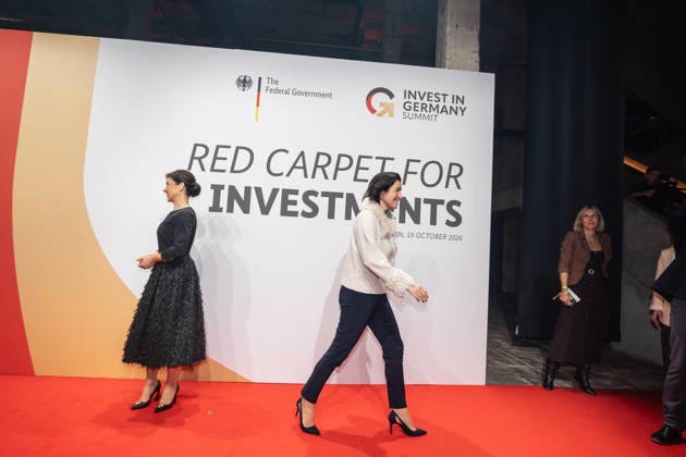 Katherina Reiche, Bundesministerin für Wirtschaft und Energie, und Dorothee Bär, Bundesministerin für Forschung, Technologie und Raumfahrt (von links) auf dem roten Teppich;Invest in Germany Summit 2026 - Red Carpet for Investments - Event Location Kraftwerk Berlin, Berlin Berlin Deutschland Kraftwerk Event Location