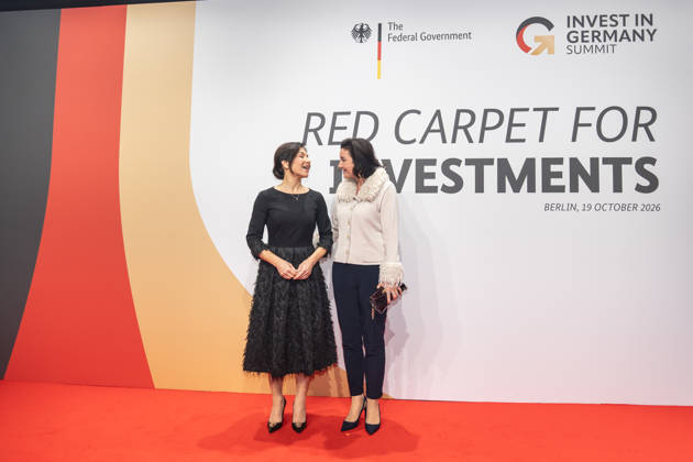 Katherina Reiche, Bundesministerin für Wirtschaft und Energie, und Dorothee Bär, Bundesministerin für Forschung, Technologie und Raumfahrt (von links) auf dem roten Teppich;Invest in Germany Summit 2026 - Red Carpet for Investments - Event Location Kraftwerk Berlin, Berlin Berlin Deutschland Kraftwerk Event Location