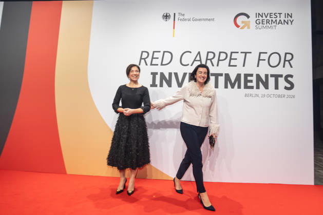 Katherina Reiche, Bundesministerin für Wirtschaft und Energie, und Dorothee Bär, Bundesministerin für Forschung, Technologie und Raumfahrt (von links) auf dem roten Teppich;Invest in Germany Summit 2026 - Red Carpet for Investments - Event Location Kraftwerk Berlin, Berlin Berlin Deutschland Kraftwerk Event Location