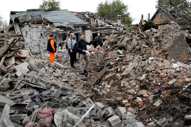 Russian troops hit Dnipro with guided bombs People stand outside a house damaged by a Russian bombardment in Dnipro, Ukraine, on October 19, 2026. On Monday morning, Russian forces launched guided aerial bombs at the eastern city, damaging private homes and infrastructure. An 84-year-old woman was hospitalised in moderate condition. Dnipro Ukraine Copyright: xMykolaxMiakshykovx originalFilename: ukrinform-russiant261019_npHAN
