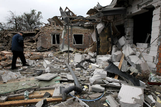 Russian troops hit Dnipro with guided bombs A man stands among the rubble outside a house damaged by a Russian bombardment in Dnipro, Ukraine, on October 19, 2026. On Monday morning, Russian forces launched guided aerial bombs at the eastern city, damaging private homes and infrastructure. An 84-year-old woman was hospitalised in moderate condition. Dnipro Ukraine Copyright: xMykolaxMiakshykovx originalFilename: ukrinform-russiant261019_npOfO