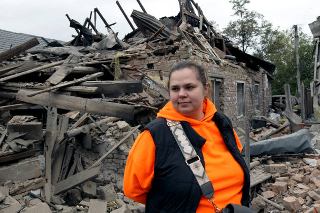 Russian troops hit Dnipro with guided bombs A woman stands among the rubble outside a house damaged by a Russian bombardment in Dnipro, Ukraine, on October 19, 2026. On Monday morning, Russian forces launched guided aerial bombs at the eastern city, damaging private homes and infrastructure. An 84-year-old woman was hospitalised in moderate condition. Dnipro Ukraine Copyright: xMykolaxMiakshykovx originalFilename: ukrinform-russiant261019_npU4d