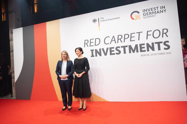 Bundesbauministerin Verena Hubertz (SPD) mit Katherina Reiche, Bundesministerin für Wirtschaft und Energie (CDU) - von links;Invest in Germany Summit 2026 - Red Carpet for Investments - Event Location Kraftwerk Berlin, Berlin Berlin Deutschland Kraftwerk Event Location