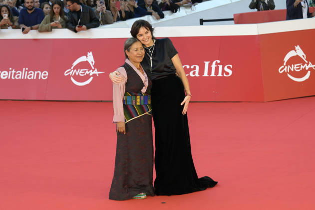Kunzom Thakuri und Kasia Smutniak bei der Premiere des Dokumentarfilms Mustang auf dem 21. Internationalen Filmfestival von Rom Festa del Cinema di Roma 2026 im Auditorium Parco della Musica. Rom, 19.10.2026