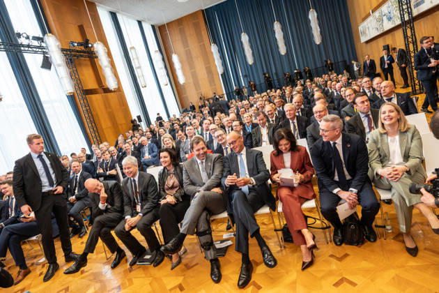 NN, Steffen Bilger, Dorothee Bär, Lars Klingbeil, Friedrich Merz, Katherina Reiche, Karsten Wildberger, Verena Hubertz (1. Reihe von links) - im ehemaligen Staatsratsgebäude der DDR wirbt die Bundesregierung um internationale Investionen;Invest in Germany Summit 2026 in der ESMT - European School of Management and Technology Berlin, Berlin Berlin Deutschland ESMT Berlin