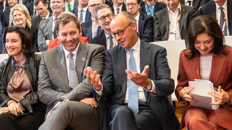 Dorothee Bär, Lars Klingbeil, Friedrich Merz, Katherina Reiche (1. Reihe von links) - im ehemaligen Staatsratsgebäude der DDR wirbt die Bundesregierung um internationale Investionen;Invest in Germany Summit 2026 in der ESMT - European School of Management and Technology Berlin, Berlin Berlin Deutschland ESMT Berlin