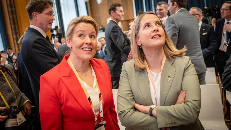 Franziska Giffey, Verena Hubertz (von links);Invest in Germany Summit 2026 in der ESMT - European School of Management and Technology Berlin, Berlin Berlin Deutschland ESMT Berlin