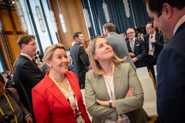 Franziska Giffey, Verena Hubertz (von links);Invest in Germany Summit 2026 in der ESMT - European School of Management and Technology Berlin, Berlin Berlin Deutschland ESMT Berlin