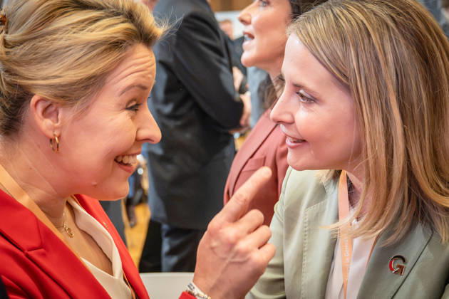 Franziska Giffey, Verena Hubertz (von links);Invest in Germany Summit 2026 in der ESMT - European School of Management and Technology Berlin, Berlin Berlin Deutschland ESMT Berlin
