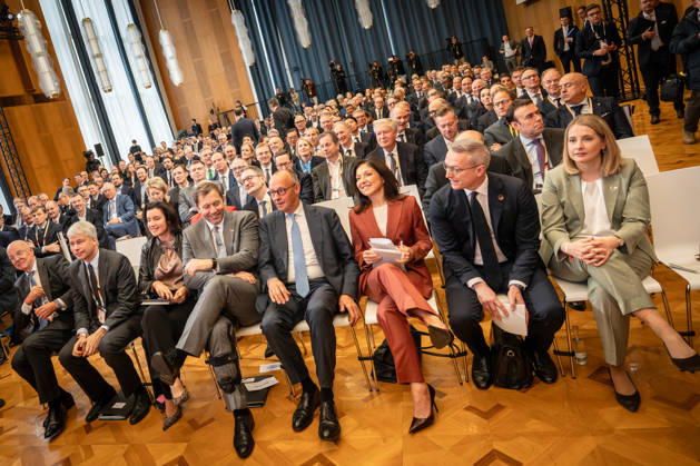 Martin Blessing, Steffen Bilger, Dorothee Bär, Lars Klingbeil, Friedrich Merz, Katherina Reiche, Karsten Wildberger, Verena Hubertz (1. Reihe von links) - im ehemaligen Staatsratsgebäude der DDR wirbt die Bundesregierung um internationale Investionen;Invest in Germany Summit 2026 in der ESMT - European School of Management and Technology Berlin, Berlin Berlin Deutschland ESMT Berlin