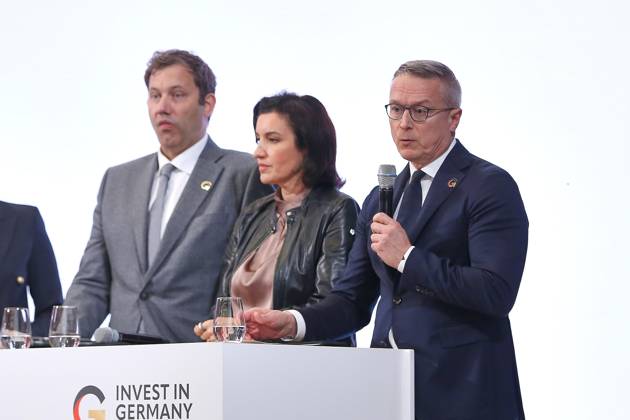 Berlin, Deutschland, 20.10.2026: ESMT: Invest in Germany Summit: Lars klingbeil, Bundesministerin für Forschung, Technologie und Raumfahrt Dorothee Bär (CSU), Bundesminister für Digitales und Staatsmodernisierung Karsten Wildberger (CDU) Copyright: xdtsxNachrichtenagenturx dts_140035