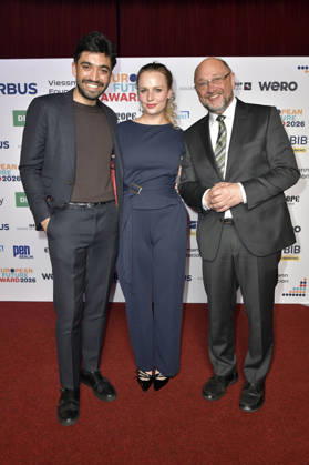 Milad Tabesch, Laura Wessbecher und Martin Schulz bei der Verleihung des European Future Award 2026 im Tipi am Kanzleramt. Berlin, 19.10.2026