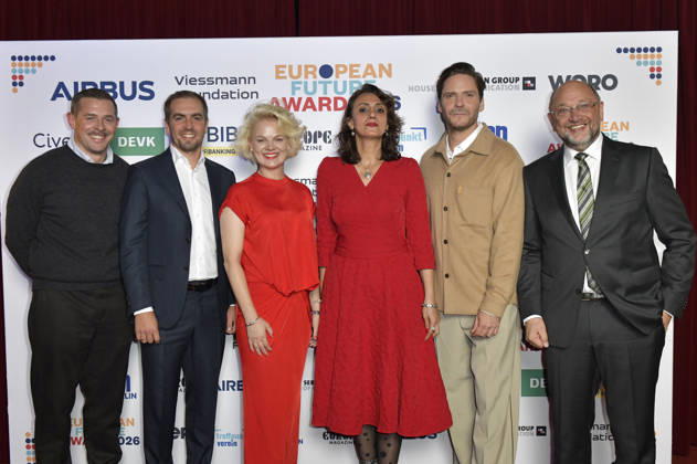 Klaas Heufer-Umlauf, Philipp Lahm, Anna Zeiter, Meral Simsek, Daniel Brühl und Martin Schulz bei der Verleihung des European Future Award 2026 im Tipi am Kanzleramt. Berlin, 19.10.2026