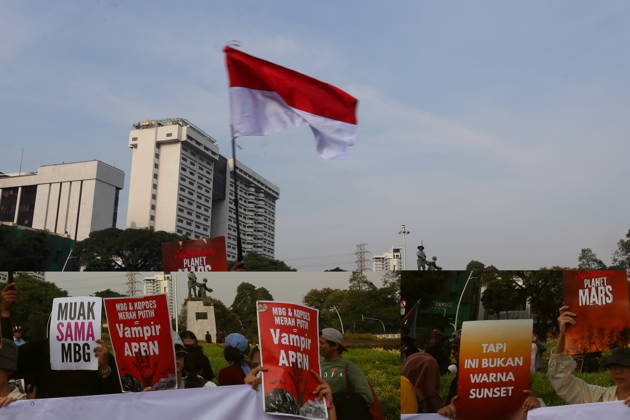 October 20, 2026, Jakarta, Central Jakarta, jakarta: Students and civil society groups stage a protest at Tugu Tani, Central Jakarta, voicing concerns over government policies, environmental issues, and social inequality. Jakarta jakarta - ZUMAp146 20261020_zap_p146_009 Copyright: xDennyxPohanx