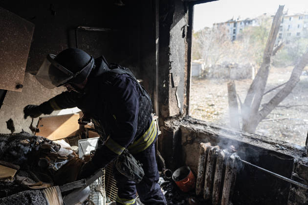 Russian airstrike hits residential building in Kramatorsk KRAMATORSK, UKRAINE - OCTOBER 20: Firefighters put out a fire following a Russian air strike on a residential building in Kramatorsk, Ukraine, on October 20, 2026. Diego Herrera Carcedo Anadolu Kramatorsk Ukraine. Editorial use only. Please get in touch for any other usage.  Copyright: x2026xAnadoluxDiegoxHerreraxCarcedox