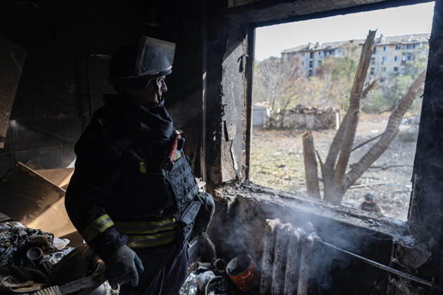 Russian airstrike hits residential building in Kramatorsk KRAMATORSK, UKRAINE - OCTOBER 20: Firefighters put out a fire following a Russian air strike on a residential building in Kramatorsk, Ukraine, on October 20, 2026. Diego Herrera Carcedo Anadolu Kramatorsk Ukraine. Editorial use only. Please get in touch for any other usage.  Copyright: x2026xAnadoluxDiegoxHerreraxCarcedox