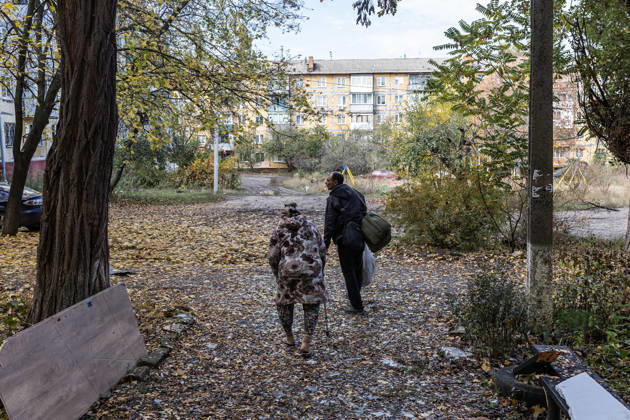 Russian airstrike hits residential building in Kramatorsk KRAMATORSK, UKRAINE - OCTOBER 20: Two people walk out of a damaged building following a Russian air strike on a residential block in Kramatorsk, Ukraine, on October 20, 2026. Diego Herrera Carcedo Anadolu Kramatorsk Ukraine. Editorial use only. Please get in touch for any other usage.  Copyright: x2026xAnadoluxDiegoxHerreraxCarcedox