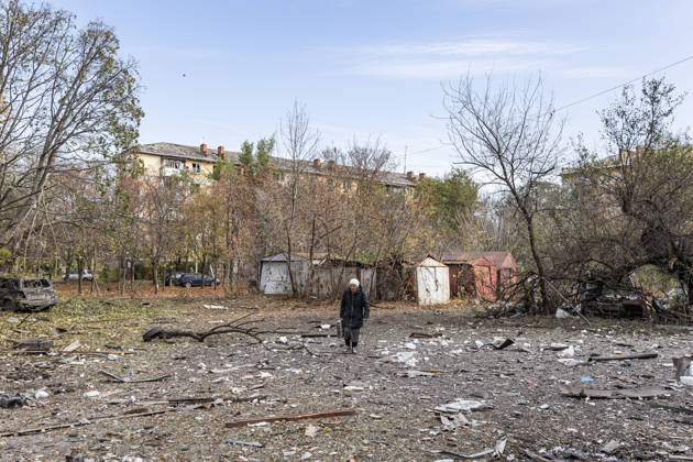 Russian airstrike hits residential building in Kramatorsk KRAMATORSK, UKRAINE - OCTOBER 20: An elderly woman walks through the area where a Russian air strike hit a residential building in Kramatorsk, Ukraine, on October 20, 2026. Diego Herrera Carcedo Anadolu Kramatorsk Ukraine. Editorial use only. Please get in touch for any other usage.  Copyright: x2026xAnadoluxDiegoxHerreraxCarcedox