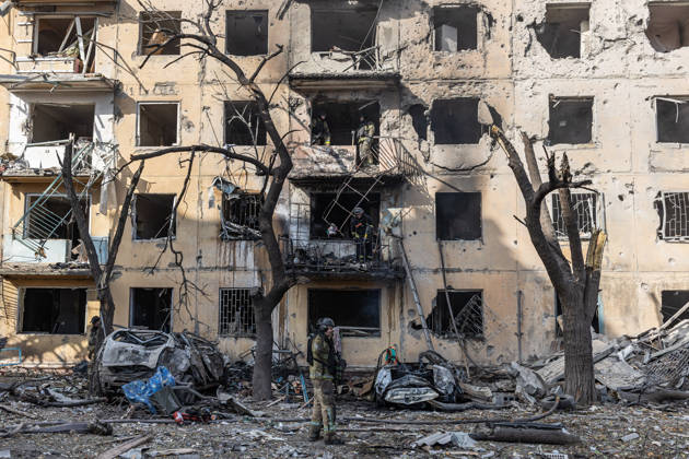 Russian airstrike hits residential building in Kramatorsk KRAMATORSK, UKRAINE - OCTOBER 20: Firefighters put out a fire following a Russian air strike on a residential building in Kramatorsk, Ukraine, on October 20, 2026. Diego Herrera Carcedo Anadolu Kramatorsk Ukraine. Editorial use only. Please get in touch for any other usage.  Copyright: x2026xAnadoluxDiegoxHerreraxCarcedox