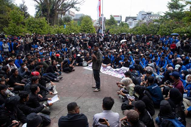 Yogyakarta students protest government YOGYAKARTA, INDONESIA - OCTOBER 20, 2026: Students gather at the Special Region of Yogyakarta (DIY) Regional People s Representative Council (DPRD) building during a protest against the central government, which has been in office for two years. Students from Muhammadiyah University of Yogyakarta (UMY) later marched to the Zero Kilometer Point in Yogyakarta to voice criticism of government policies they consider controversial and harmful to people s lives. Yogyakarta Indonesia Copyright: x xTopenxAnggaraxSaputrax xJNAxPressx
