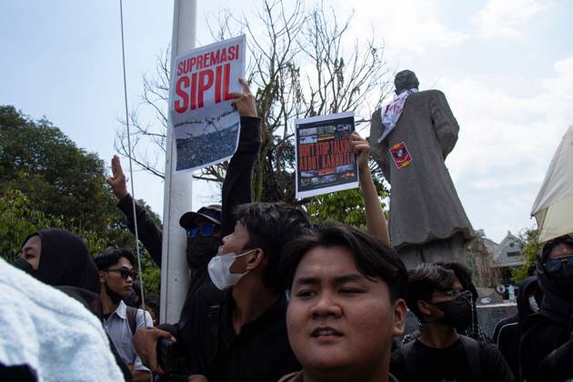 October 20, 2026, Yogyakarta, Indonesia: YOGYAKARTA, INDONESIA - OCTOBER 20, 2026: Students gather at the Special Region of Yogyakarta (DIY) Regional People s Representative Council (DPRD) building during a protest against the central government, which has been in office for two years. Students from Muhammadiyah University of Yogyakarta (UMY) later marched to the Zero Kilometer Point in Yogyakarta to voice criticism of government policies they consider controversial and harmful to people s lives. Yogyakarta Indonesia  - ZUMAq101 20261020_zna_q101_070 Copyright: xTopenxAnggaraxSaputrax