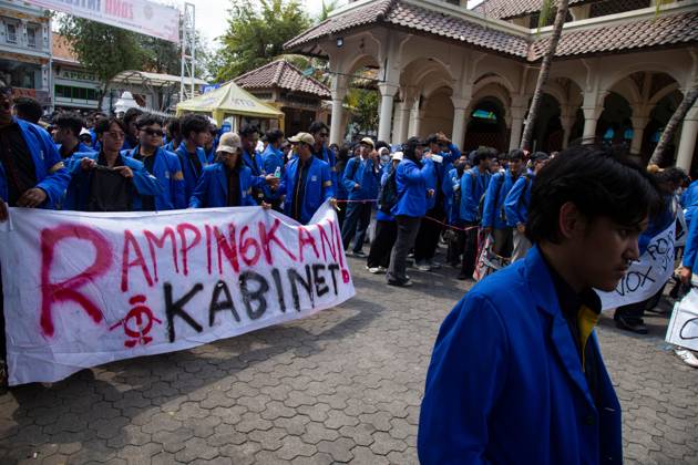 October 20, 2026, Yogyakarta, Indonesia: YOGYAKARTA, INDONESIA - OCTOBER 20, 2026: Students gather at the Special Region of Yogyakarta (DIY) Regional People s Representative Council (DPRD) building during a protest against the central government, which has been in office for two years. Students from Muhammadiyah University of Yogyakarta (UMY) later marched to the Zero Kilometer Point in Yogyakarta to voice criticism of government policies they consider controversial and harmful to people s lives. Yogyakarta Indonesia  - ZUMAq101 20261020_zna_q101_074 Copyright: xTopenxAnggaraxSaputrax
