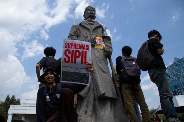 October 20, 2026, Yogyakarta, Indonesia: YOGYAKARTA, INDONESIA - OCTOBER 20, 2026: Students gather at the Special Region of Yogyakarta (DIY) Regional People s Representative Council (DPRD) building during a protest against the central government, which has been in office for two years. Students from Muhammadiyah University of Yogyakarta (UMY) later marched to the Zero Kilometer Point in Yogyakarta to voice criticism of government policies they consider controversial and harmful to people s lives. Yogyakarta Indonesia - ZUMAq101 20261020_zna_q101_073 Copyright: xTopenxAnggaraxSaputrax