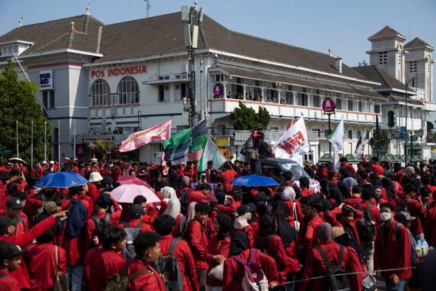 October 20, 2026, Yogyakarta, Indonesia: YOGYAKARTA, INDONESIA - OCTOBER 20, 2026: Students gather at the Special Region of Yogyakarta (DIY) Regional People s Representative Council (DPRD) building during a protest against the central government, which has been in office for two years. Students from Muhammadiyah University of Yogyakarta (UMY) later marched to the Zero Kilometer Point in Yogyakarta to voice criticism of government policies they consider controversial and harmful to people s lives. Yogyakarta Indonesia  - ZUMAq101 20261020_zna_q101_076 Copyright: xTopenxAnggaraxSaputrax