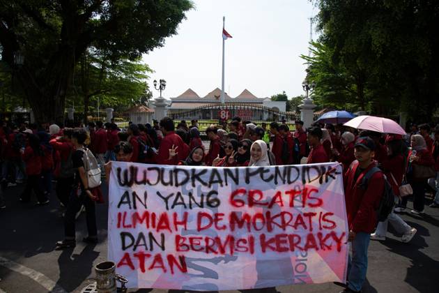 October 20, 2026, Yogyakarta, Indonesia: YOGYAKARTA, INDONESIA - OCTOBER 20, 2026: Students gather at the Special Region of Yogyakarta (DIY) Regional People s Representative Council (DPRD) building during a protest against the central government, which has been in office for two years. Students from Muhammadiyah University of Yogyakarta (UMY) later marched to the Zero Kilometer Point in Yogyakarta to voice criticism of government policies they consider controversial and harmful to people s lives. Yogyakarta Indonesia  - ZUMAq101 20261020_zna_q101_079 Copyright: xTopenxAnggaraxSaputrax