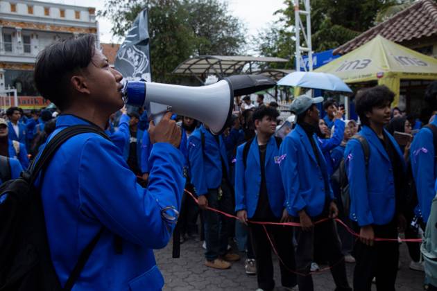 October 20, 2026, Yogyakarta, Indonesia: YOGYAKARTA, INDONESIA - OCTOBER 20, 2026: Students gather at the Special Region of Yogyakarta (DIY) Regional People s Representative Council (DPRD) building during a protest against the central government, which has been in office for two years. Students from Muhammadiyah University of Yogyakarta (UMY) later marched to the Zero Kilometer Point in Yogyakarta to voice criticism of government policies they consider controversial and harmful to people s lives. Yogyakarta Indonesia - ZUMAq101 20261020_zna_q101_077 Copyright: xTopenxAnggaraxSaputrax