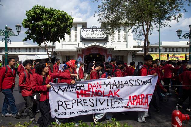 October 20, 2026, Yogyakarta, Indonesia: YOGYAKARTA, INDONESIA - OCTOBER 20, 2026: Students gather at the Special Region of Yogyakarta (DIY) Regional People s Representative Council (DPRD) building during a protest against the central government, which has been in office for two years. Students from Muhammadiyah University of Yogyakarta (UMY) later marched to the Zero Kilometer Point in Yogyakarta to voice criticism of government policies they consider controversial and harmful to people s lives. Yogyakarta Indonesia  - ZUMAq101 20261020_zna_q101_082 Copyright: xTopenxAnggaraxSaputrax