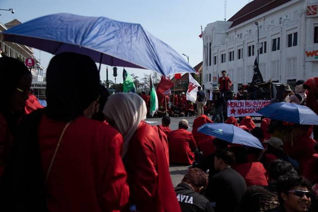 October 20, 2026, Yogyakarta, Indonesia: YOGYAKARTA, INDONESIA - OCTOBER 20, 2026: Students gather at the Special Region of Yogyakarta (DIY) Regional People s Representative Council (DPRD) building during a protest against the central government, which has been in office for two years. Students from Muhammadiyah University of Yogyakarta (UMY) later marched to the Zero Kilometer Point in Yogyakarta to voice criticism of government policies they consider controversial and harmful to people s lives. Yogyakarta Indonesia  - ZUMAq101 20261020_zna_q101_085 Copyright: xTopenxAnggaraxSaputrax