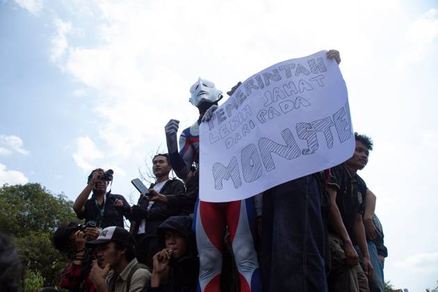 October 20, 2026, Yogyakarta, Indonesia: YOGYAKARTA, INDONESIA - OCTOBER 20, 2026: Students gather at the Special Region of Yogyakarta (DIY) Regional People s Representative Council (DPRD) building during a protest against the central government, which has been in office for two years. Students from Muhammadiyah University of Yogyakarta (UMY) later marched to the Zero Kilometer Point in Yogyakarta to voice criticism of government policies they consider controversial and harmful to people s lives. Yogyakarta Indonesia  - ZUMAq101 20261020_zna_q101_086 Copyright: xTopenxAnggaraxSaputrax