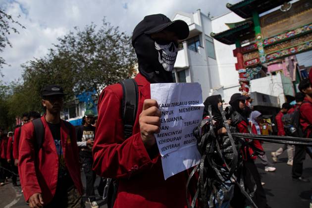October 20, 2026, Yogyakarta, Indonesia: YOGYAKARTA, INDONESIA - OCTOBER 20, 2026: Students gather at the Special Region of Yogyakarta (DIY) Regional People s Representative Council (DPRD) building during a protest against the central government, which has been in office for two years. Students from Muhammadiyah University of Yogyakarta (UMY) later marched to the Zero Kilometer Point in Yogyakarta to voice criticism of government policies they consider controversial and harmful to people s lives. Yogyakarta Indonesia  - ZUMAq101 20261020_zna_q101_088 Copyright: xTopenxAnggaraxSaputrax