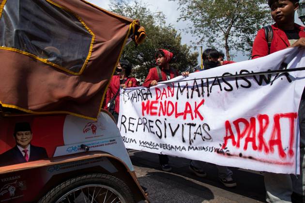 October 20, 2026, Yogyakarta, Indonesia: YOGYAKARTA, INDONESIA - OCTOBER 20, 2026: Students gather at the Special Region of Yogyakarta (DIY) Regional People s Representative Council (DPRD) building during a protest against the central government, which has been in office for two years. Students from Muhammadiyah University of Yogyakarta (UMY) later marched to the Zero Kilometer Point in Yogyakarta to voice criticism of government policies they consider controversial and harmful to people s lives. Yogyakarta Indonesia  - ZUMAq101 20261020_zna_q101_094 Copyright: xTopenxAnggaraxSaputrax