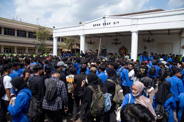 October 20, 2026, Yogyakarta, Indonesia: YOGYAKARTA, INDONESIA - OCTOBER 20, 2026: Students gather at the Special Region of Yogyakarta (DIY) Regional People s Representative Council (DPRD) building during a protest against the central government, which has been in office for two years. Students from Muhammadiyah University of Yogyakarta (UMY) later marched to the Zero Kilometer Point in Yogyakarta to voice criticism of government policies they consider controversial and harmful to people s lives. Yogyakarta Indonesia - ZUMAq101 20261020_zna_q101_091 Copyright: xTopenxAnggaraxSaputrax
