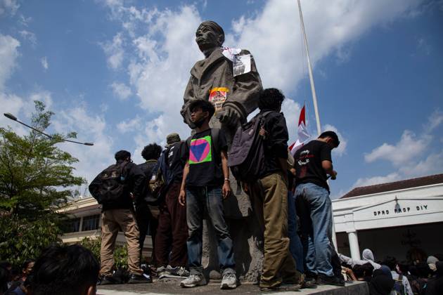 October 20, 2026, Yogyakarta, Indonesia: YOGYAKARTA, INDONESIA - OCTOBER 20, 2026: Students gather at the Special Region of Yogyakarta (DIY) Regional People s Representative Council (DPRD) building during a protest against the central government, which has been in office for two years. Students from Muhammadiyah University of Yogyakarta (UMY) later marched to the Zero Kilometer Point in Yogyakarta to voice criticism of government policies they consider controversial and harmful to people s lives. Yogyakarta Indonesia - ZUMAq101 20261020_zna_q101_092 Copyright: xTopenxAnggaraxSaputrax