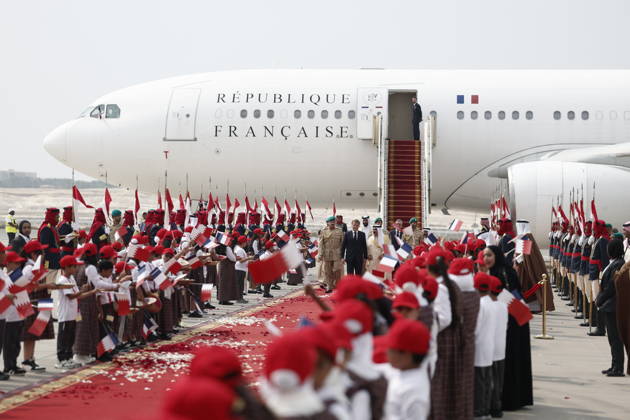 President Macron Visits Bahrain Bahrain s King Hamad bin Isa Al Khalifa welcomes French President Emmanuel Macron upon his arrival at Sakhir Air Base, in Manama, Bahrain, October 20, 2026. Photo by Benoit Tessier Pool ABACAPRESS.COM Manama Bahrain  Copyright: xTessierxBenoit Pool ABACAx