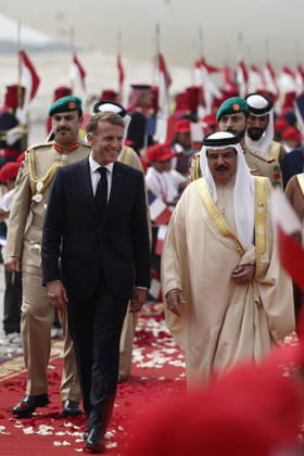 President Macron Visits Bahrain Bahrain s King Hamad bin Isa Al Khalifa welcomes French President Emmanuel Macron upon his arrival at Sakhir Air Base, in Manama, Bahrain, October 20, 2026. Photo by Benoit Tessier Pool ABACAPRESS.COM Manama Bahrain  Copyright: xTessierxBenoit Pool ABACAx