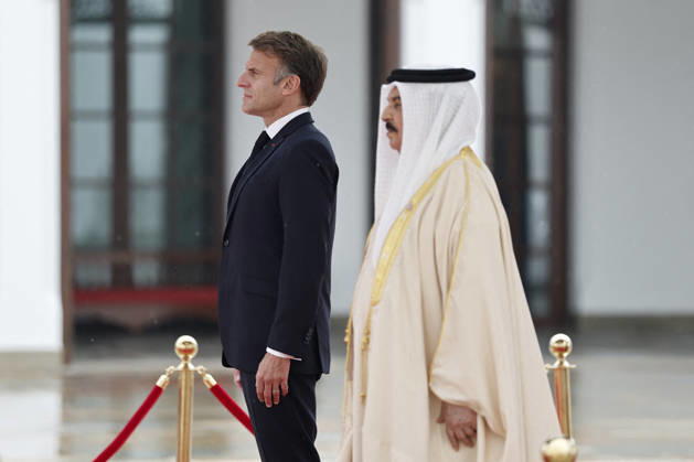 President Macron Visits Bahrain Bahrain s King Hamad bin Isa Al Khalifa welcomes French President Emmanuel Macron at Al-Sakhir Palace near Zallaq, Bahrain, October 20, 2026. Photo by Benoit Tessier Pool ABACAPRESS.COM Zallaq Bahrain  Copyright: xTessierxBenoit Pool ABACAx