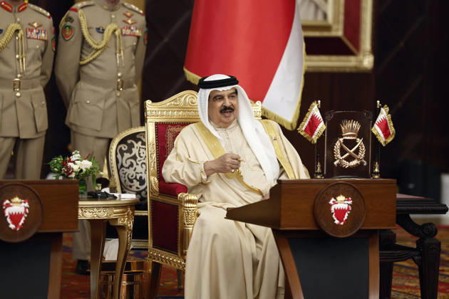 President Macron Visits the Middle East - Bahrain Bahrain s King Hamad bin Isa Al Khalifa attends an agreement signing ceremony with and French President Emmanuel Macron (not seen) at Al-Sakhir Palace near Zallaq, Bahrain, October 20, 2026. Photo by Benoit Tessier Pool ABACAPRESS.COM Zallaq Bahrain  Copyright: xTessierxBenoit Pool ABACAx